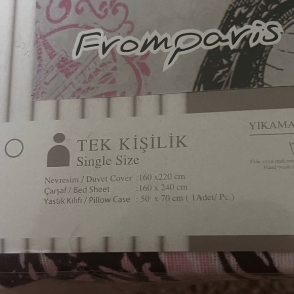 Chic White and Pink Duvet Cover with Eiffel Tower Design - Picture 4 of 7